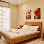 Waterfront At De Redin Court Апартаменты *
