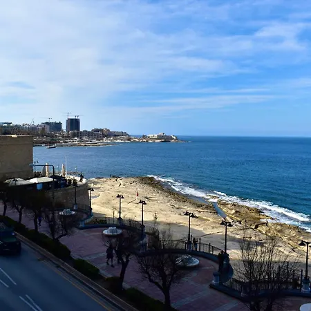 Апартаменты Waterfront At De Redin Court