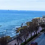 Waterfront At De Redin Court דירה *