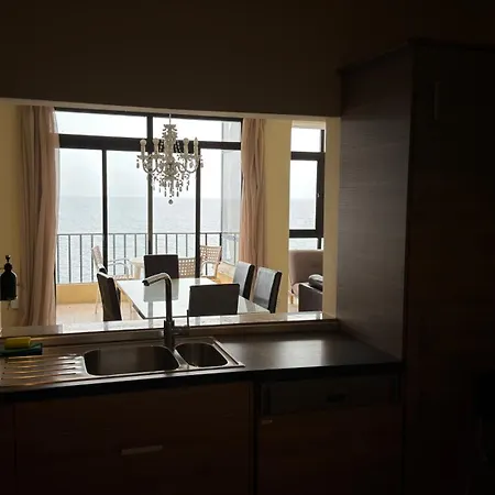 Waterfront At De Redin Court *