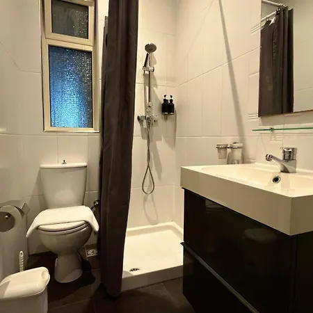 Apartment Waterfront At De Redin Court *