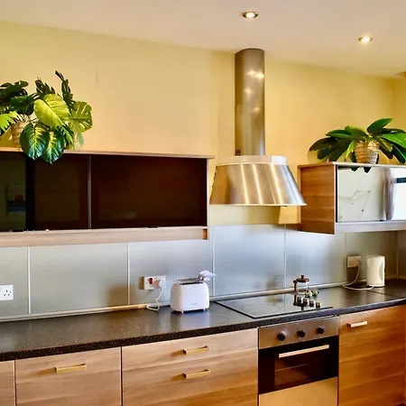 Waterfront At De Redin Court Apartment *