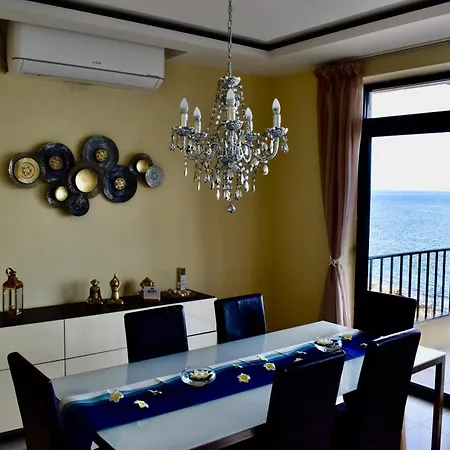 Apartment Waterfront At De Redin Court