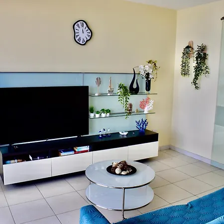 Waterfront At De Redin Court *