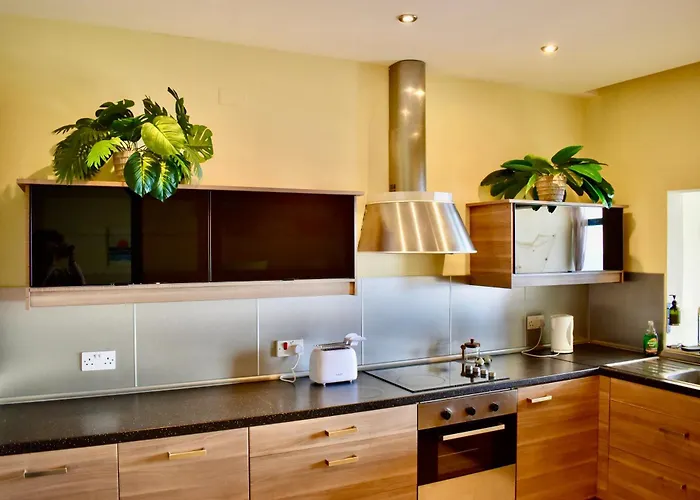 Waterfront At De Redin Court Apartment *