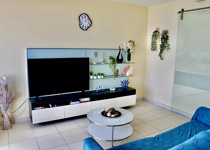 Waterfront At De Redin Court *