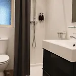 Waterfront At De Redin Court Apartment *