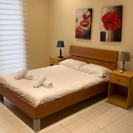 Waterfront At De Redin Court شقة