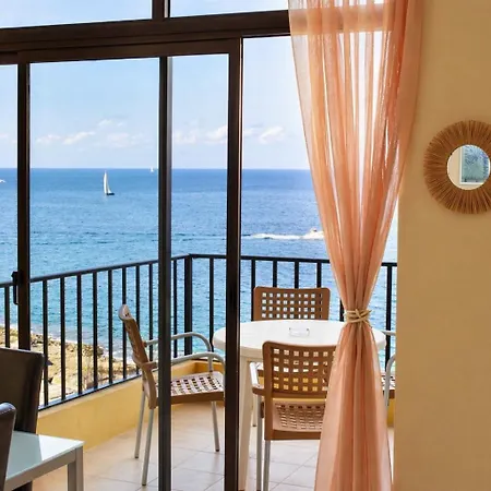 Apartment Waterfront At De Redin Court