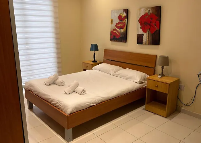 Waterfront At De Redin Court شقة