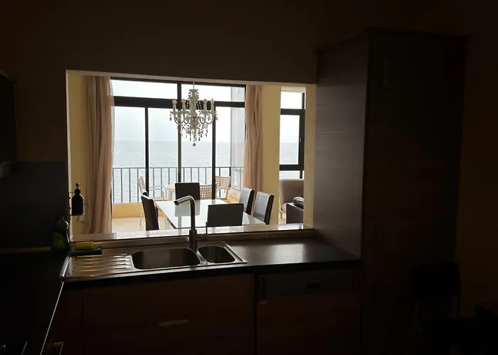 Waterfront At De Redin Court *