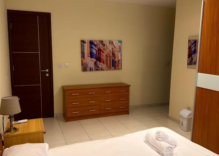 Waterfront At De Redin Court شقة